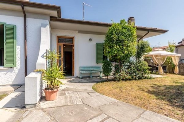 casa indipendente in vendita a Carrara in zona Marina di Carrara