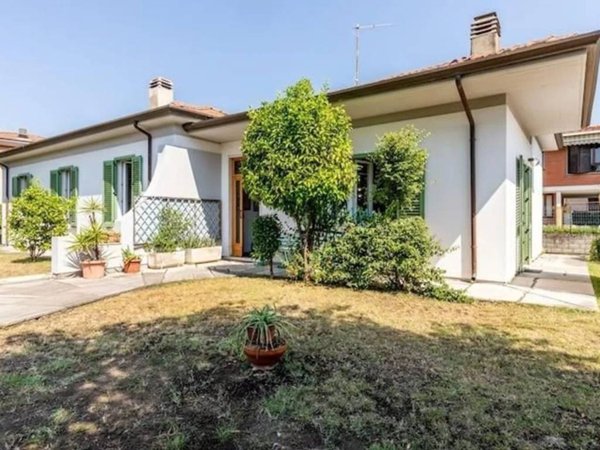 casa indipendente in vendita a Carrara in zona Marina di Carrara