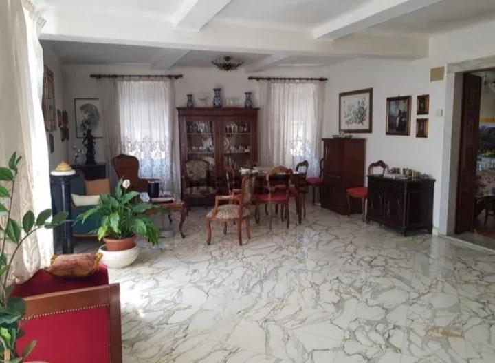 casa indipendente in vendita a Carrara in zona Fossola