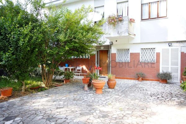 casa indipendente in vendita a Carrara in zona Avenza