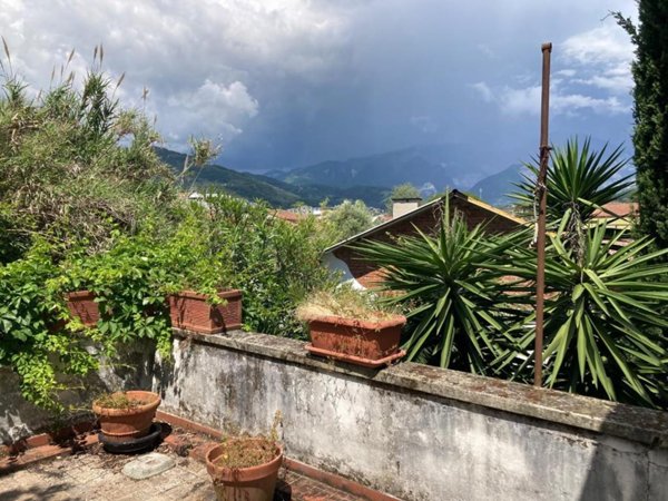 appartamento in vendita a Carrara in zona Marina di Carrara