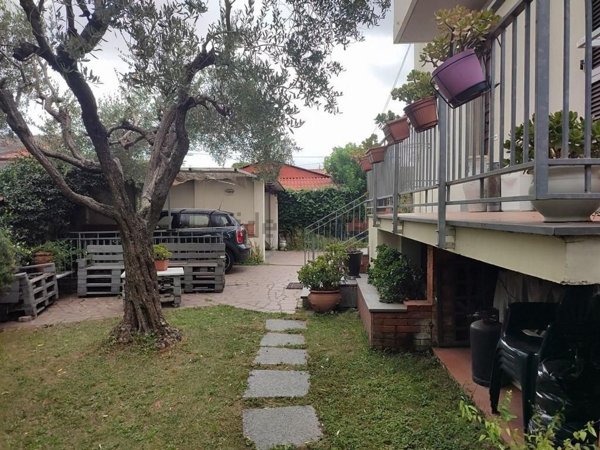 casa semindipendente in vendita a Carrara in zona Marina di Carrara