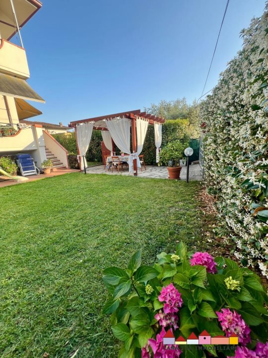 casa semindipendente in vendita a Carrara in zona Nazzano