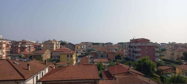 appartamento in vendita a Carrara in zona Marina di Carrara