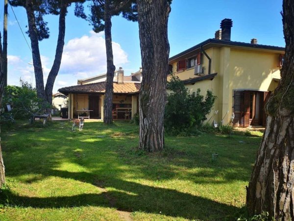 casa indipendente in vendita a Carrara in zona Marina di Carrara