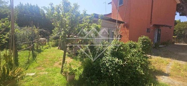 casa indipendente in vendita a Carrara in zona Nazzano