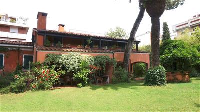 casa indipendente in vendita a Carrara in zona Avenza