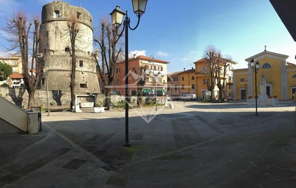 locale commerciale in vendita a Carrara in zona Avenza