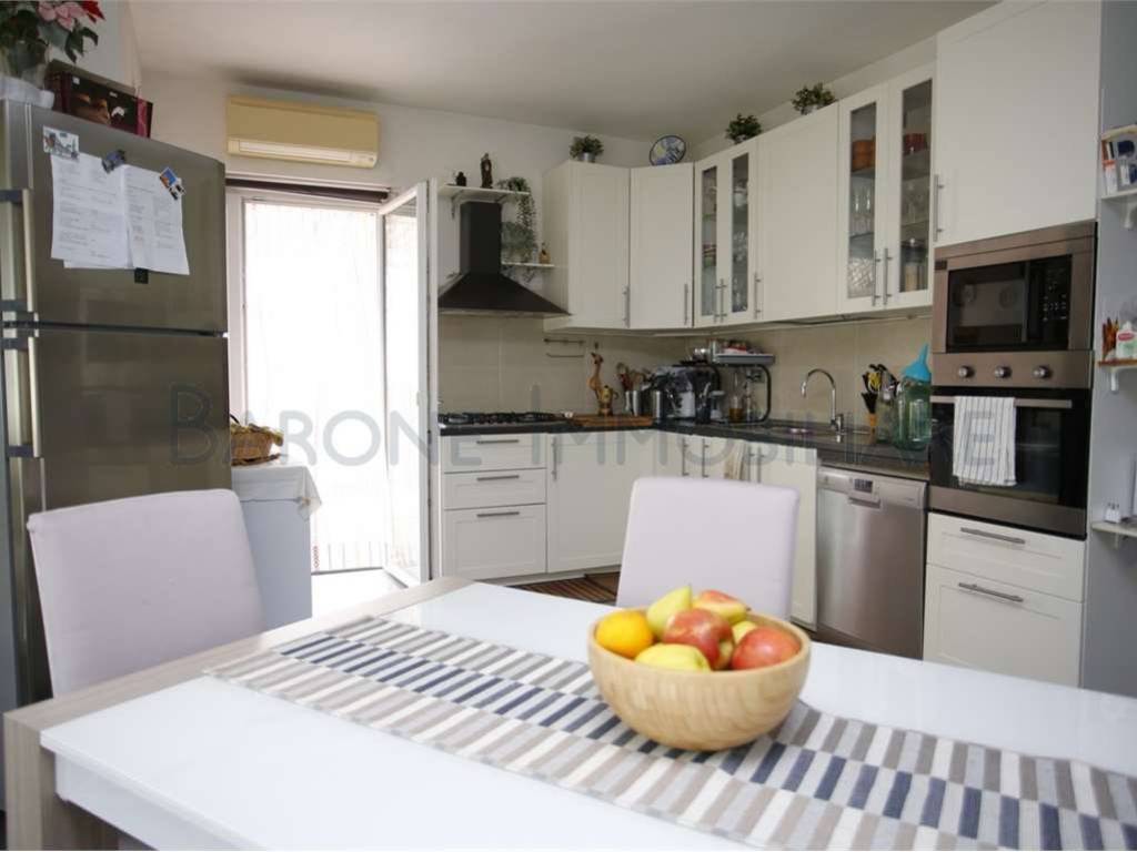 appartamento in vendita a Carrara in zona Stadio