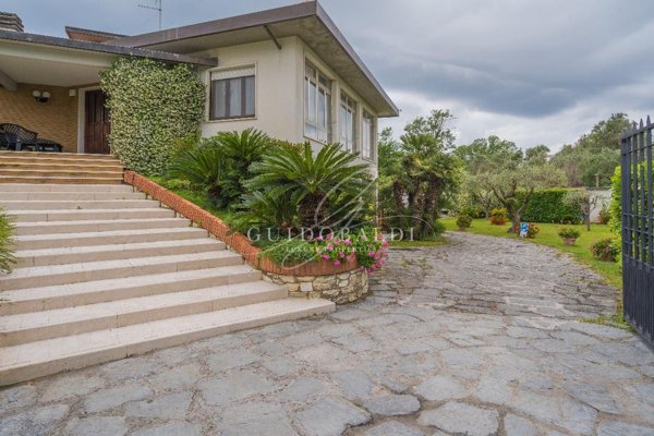 casa indipendente in vendita a Carrara in zona Marina di Carrara