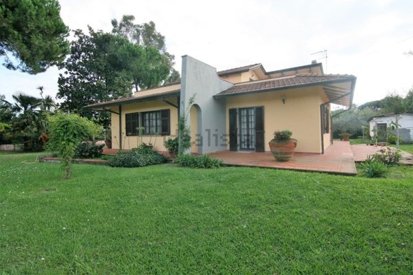 casa indipendente in vendita a Carrara in zona Marina di Carrara