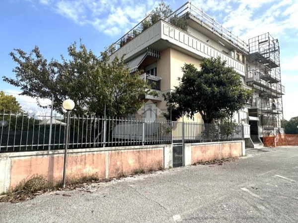appartamento in vendita a Carrara in zona Marina di Carrara