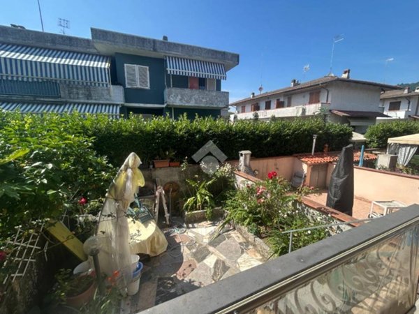 casa indipendente in vendita a Carrara in zona Avenza