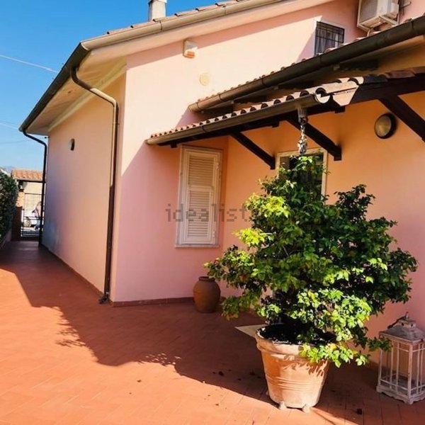 casa indipendente in vendita a Carrara in zona Avenza