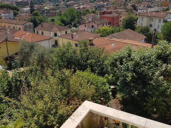 casa indipendente in vendita a Carrara in zona Stadio