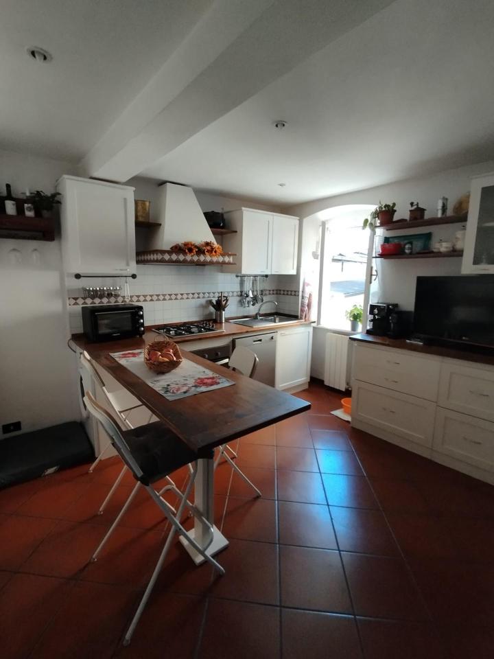 casa indipendente in vendita a Carrara in zona Avenza