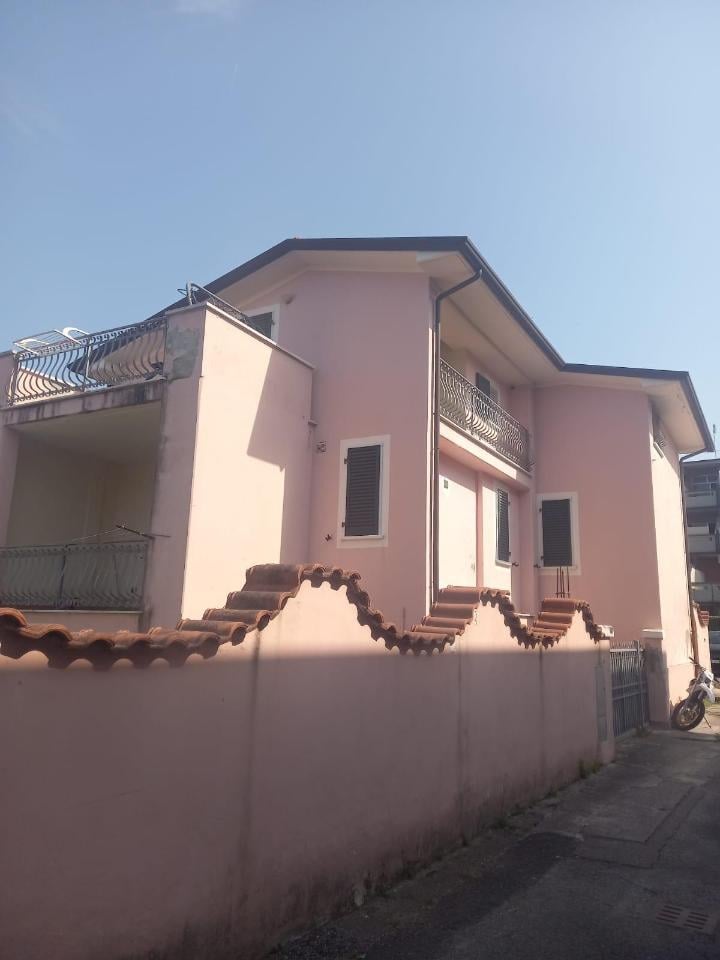 casa indipendente in vendita a Carrara in zona Avenza