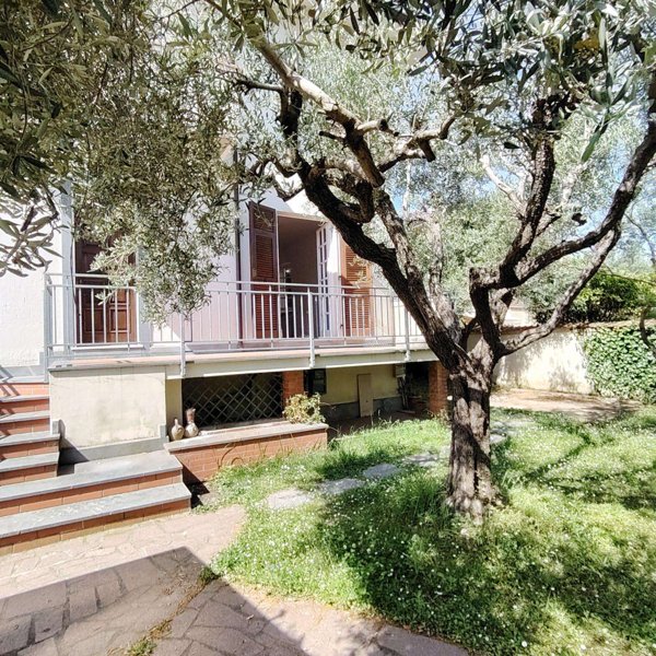 casa indipendente in vendita a Carrara