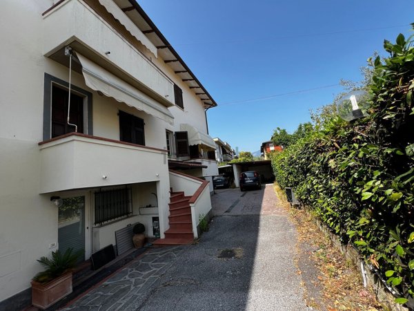 casa indipendente in vendita a Carrara in zona Marina di Carrara