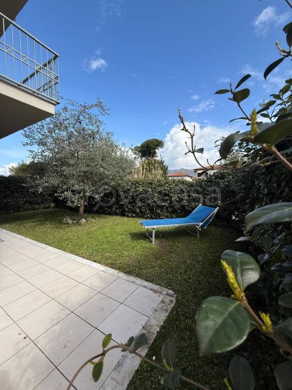 appartamento in vendita a Carrara in zona Marina di Carrara