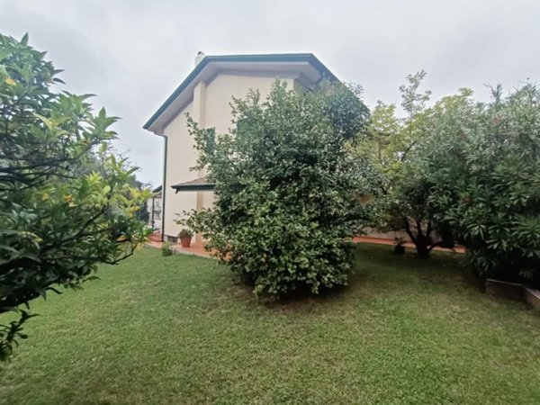 casa indipendente in vendita a Carrara in zona Bonascola