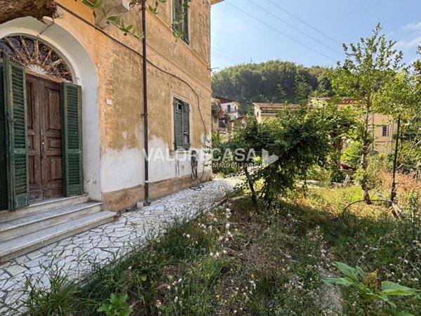 casa indipendente in vendita a Carrara in zona Avenza