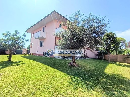 casa indipendente in vendita a Carrara in zona Avenza