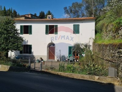 casa indipendente in vendita a Carrara