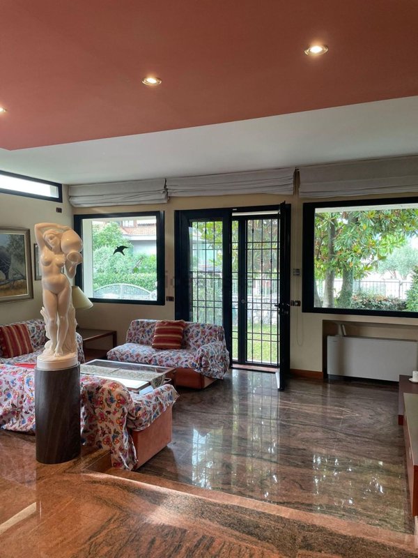 casa indipendente in vendita a Carrara in zona Marina di Carrara