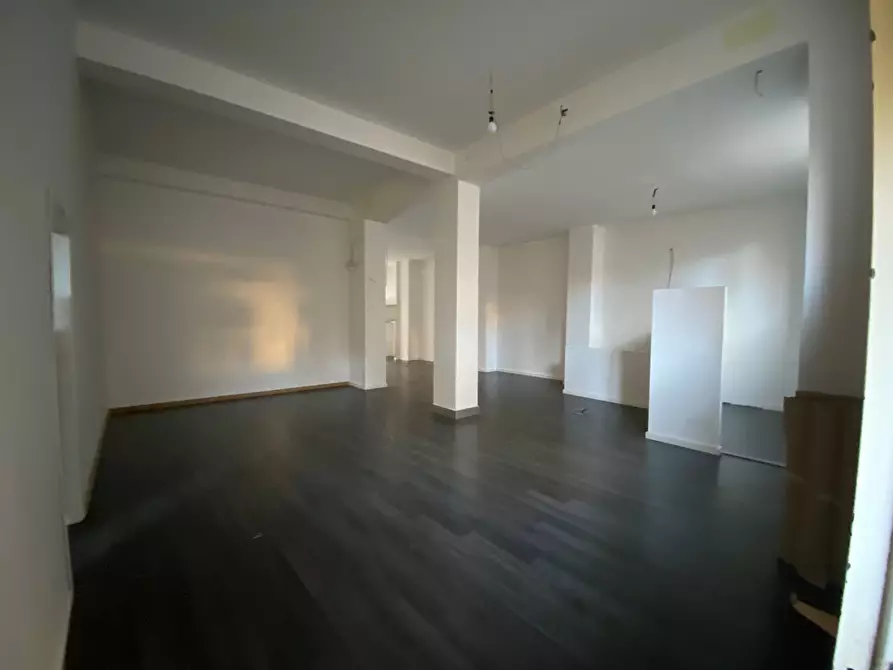 negozio in vendita a Carrara in zona Centro Città