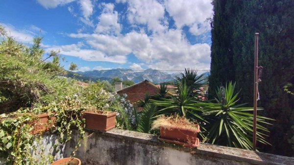 appartamento in vendita a Carrara in zona Avenza