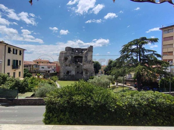 appartamento in vendita a Carrara in zona Avenza