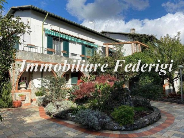 casa indipendente in vendita a Carrara in zona Stadio