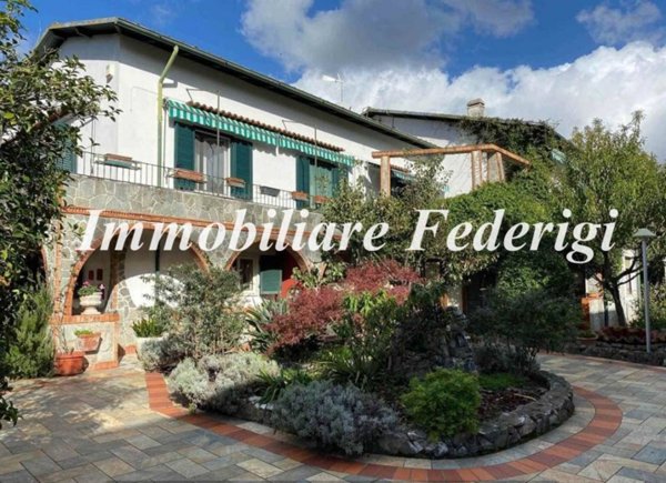 casa indipendente in vendita a Carrara