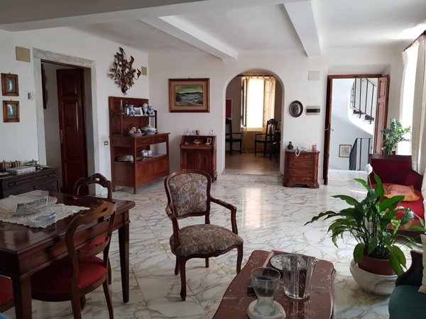 casa indipendente in vendita a Carrara in zona Fossola