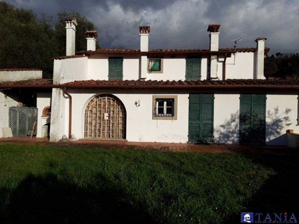 casa indipendente in vendita a Carrara