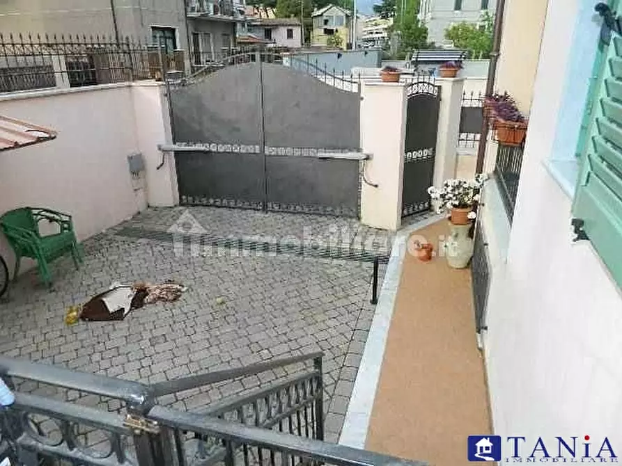 casa indipendente in vendita a Carrara in zona Avenza