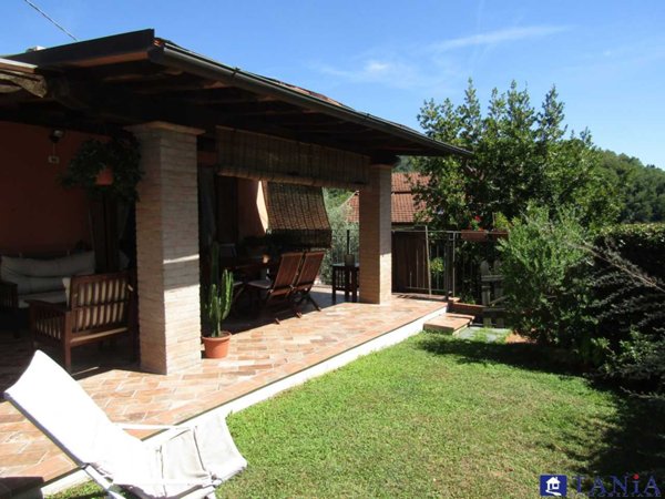 casa indipendente in vendita a Carrara in zona Stabbio
