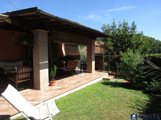 casa indipendente in vendita a Carrara in zona Stabbio