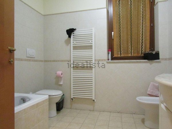 casa indipendente in vendita a Carrara in zona Avenza