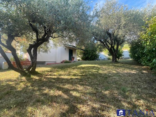 casa semindipendente in vendita a Carrara in zona Bonascola