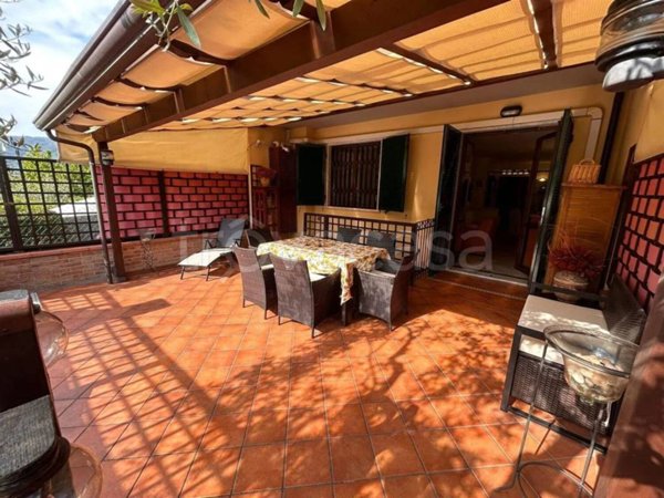 casa indipendente in vendita a Carrara