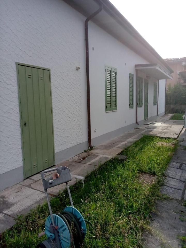 casa indipendente in vendita a Carrara in zona Marina di Carrara