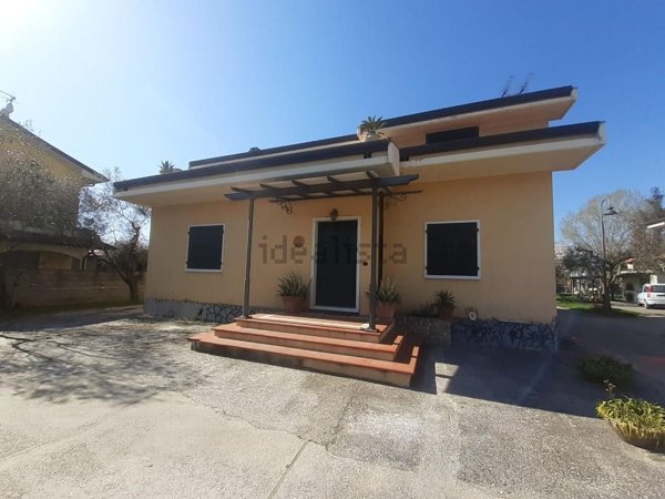 casa indipendente in vendita a Carrara in zona Avenza