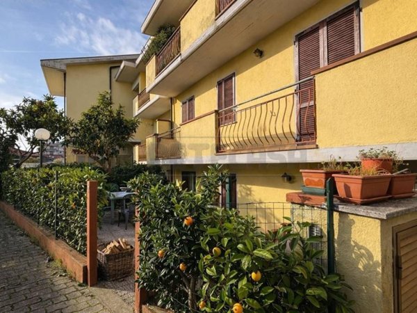 casa indipendente in vendita a Carrara in zona Marina di Carrara