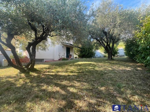 casa indipendente in vendita a Carrara