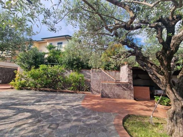 casa indipendente in vendita a Carrara