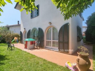 casa indipendente in vendita a Carrara