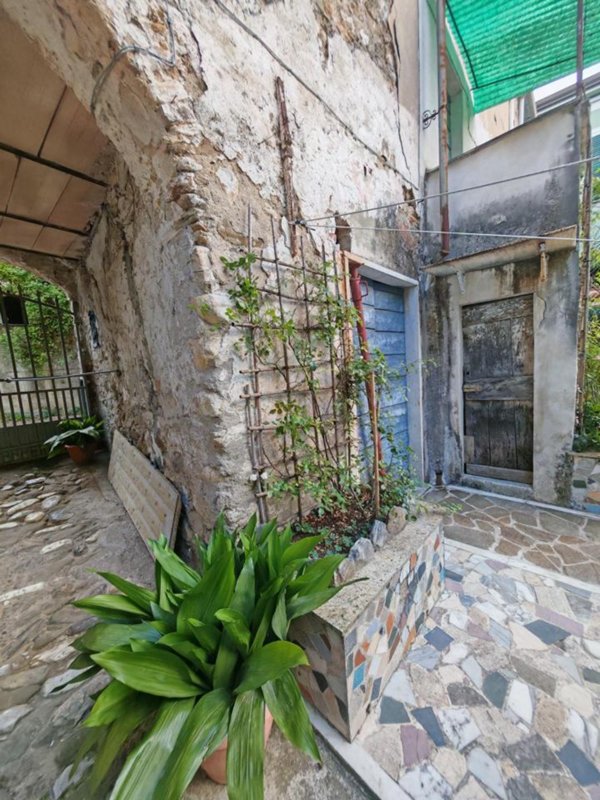 casa indipendente in vendita a Carrara in zona Fossola