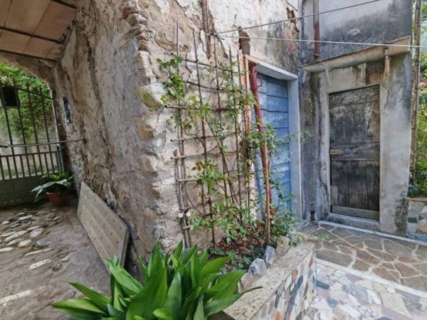 appartamento in vendita a Carrara in zona Fossola